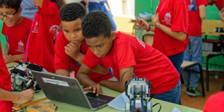 Miles de niños dominicanos participan de festival de tecnología durante 8 días