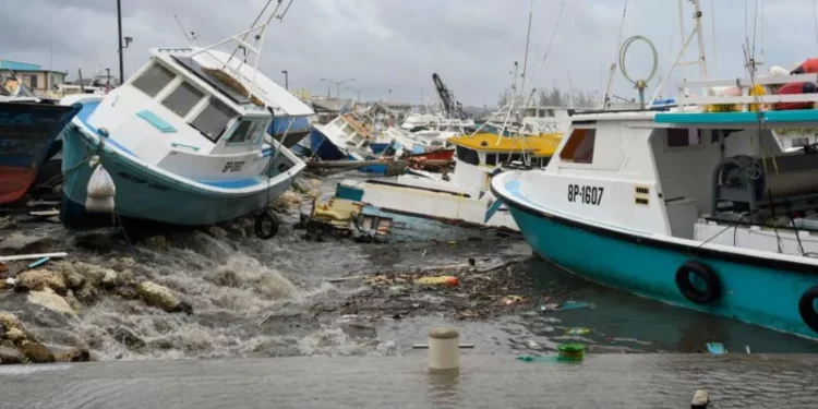 Devastador huracán Beryl azota el Caribe: Un muerto y miles de desplazados