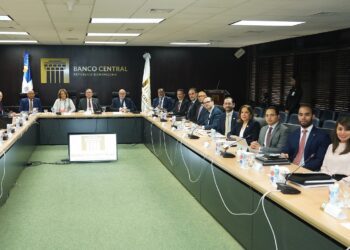 Gobernador BCRD expone fortaleza de economía dominicana a delegación del FMI