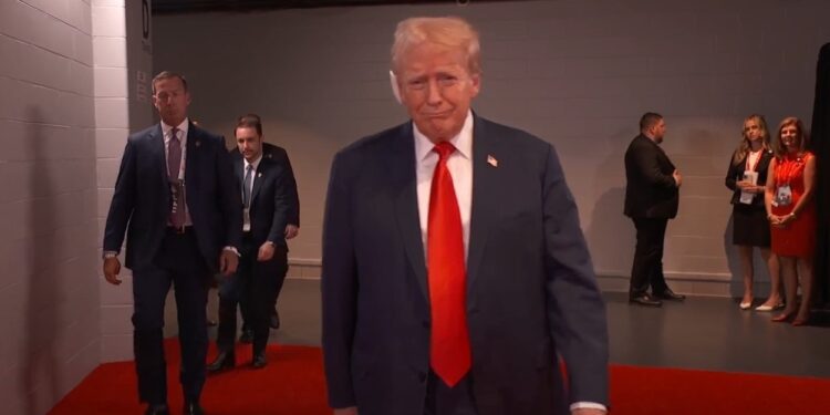 Trump reaparece en público con una venda en la oreja