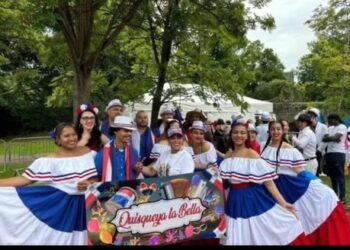 Comparsa dominicana brilla en el carnaval de Edimburgo 2024