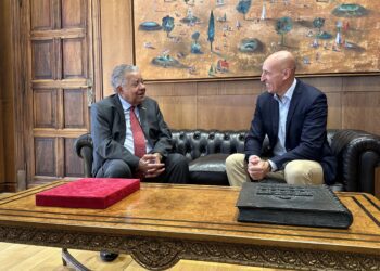 Dominicanos en León Homenajean al Embajador Juan Bolívar Díaz