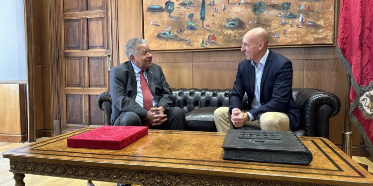 Dominicanos en León Homenajean al Embajador Juan Bolívar Díaz