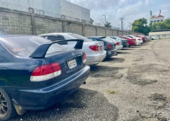 Autoridades detienen a 40 personas por carrera clandestina en Santiago