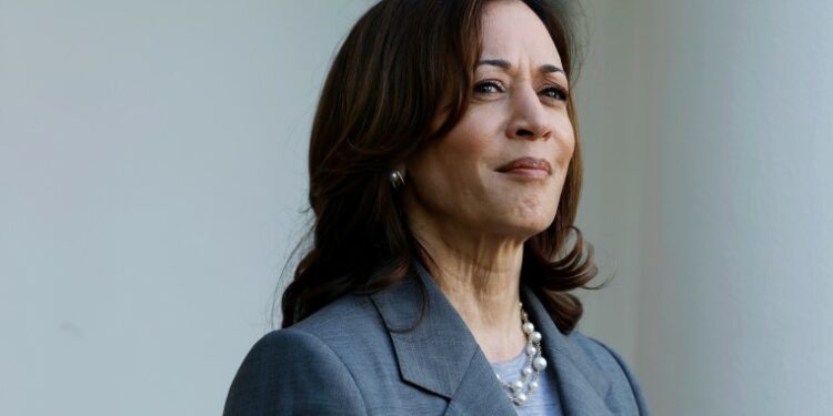 Kamala Harris rompe récord de recaudación en su primer día de candidatura