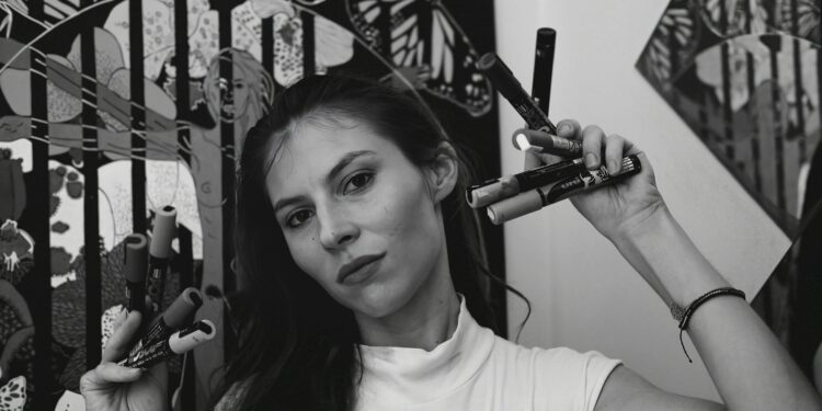 Coline Raposa inaugura exposición "Como brota la muerte, brota la vida"