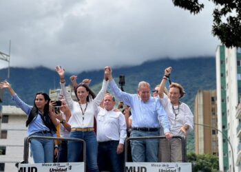 Marcha masiva en Caracas desafía los resultados electorales
