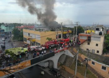 Incendio en Tienda de Bajos de Haina moviliza amplio despliegue de emergencias