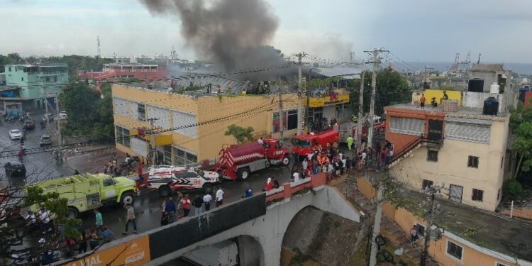 Incendio en Tienda de Bajos de Haina moviliza amplio despliegue de emergencias