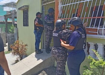 En intenso operativo en Baní desmantelan múltiples puntos de droga