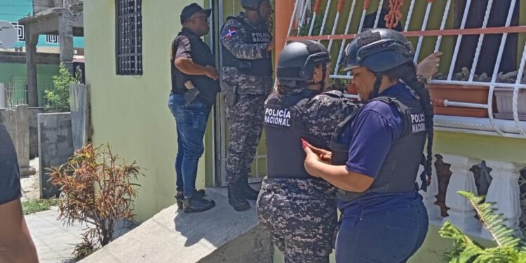 En intenso operativo en Baní desmantelan múltiples puntos de droga