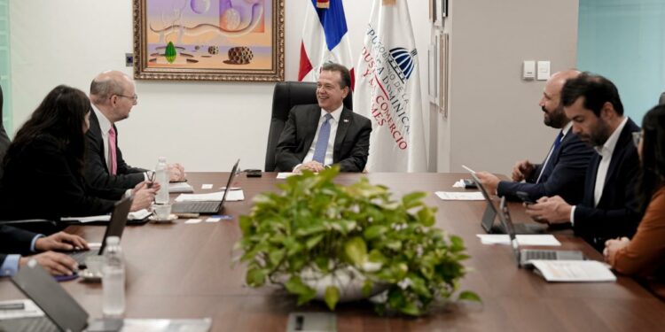 Ministro Bisonó destaca ante el FMI estabilidad economía de RD