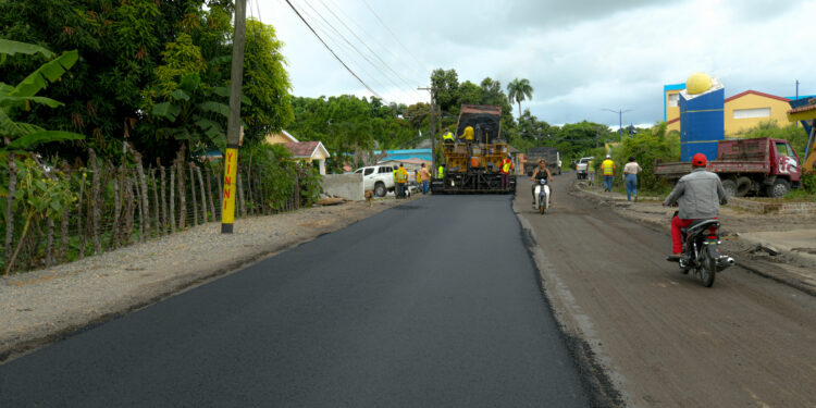 Avanzan a buen ritmo reconstrucción de carreteras en El Seibo, La Altagracia y Hato Mayor