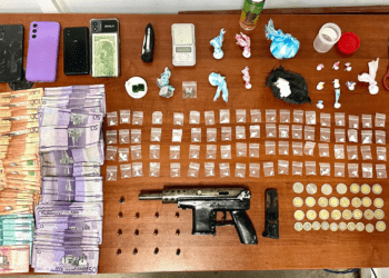 Durante operativos detienen cinco personas e incautan UZI ilegal en Santiago