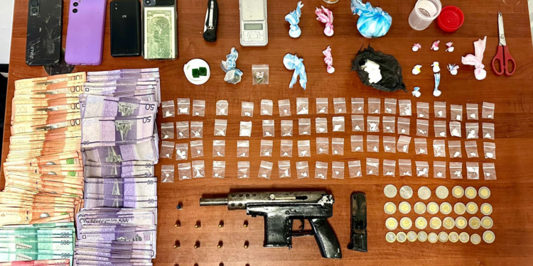 Durante operativos detienen cinco personas e incautan UZI ilegal en Santiago