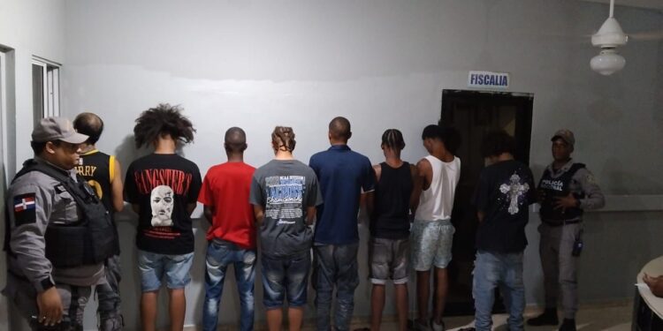 Arrestan implicado en muerte en Villa Faro; persiguen a otros ocho por el hecho.