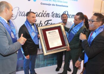 Consejo de Enseñanza entrega reconocimiento al director Ney Arias Lora