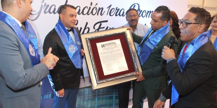 Consejo de Enseñanza entrega reconocimiento al director Ney Arias Lora