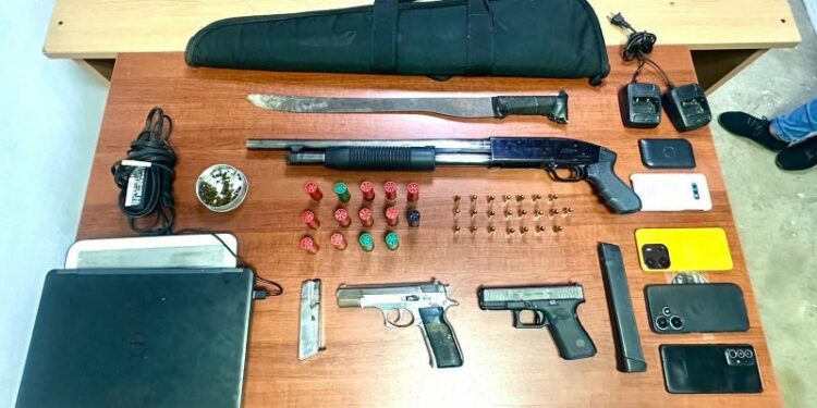 Continúan allanamientos en Santiago: confiscan escopeta, pistolas y celulares