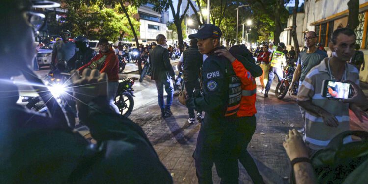Opositores protagonizan caceroladas y cortes de carreteras en Venezuela