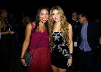 Dominicana y fundadora escuela moda FL entre equipo vestuario de la estrella Shakira