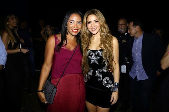 Dominicana y fundadora escuela moda FL entre equipo vestuario de la estrella Shakira