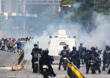 Se elevan a seis los muertos y a 750 los apresados durante protestas en Venezuela
