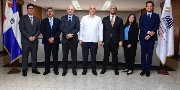 Ministro de Economía y FMI discuten crecimiento y transformación en RD