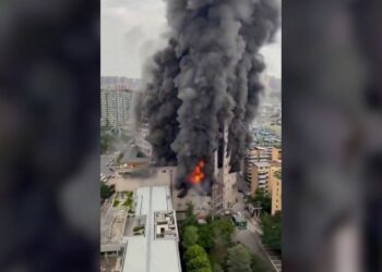 Arde un centro comercial en China: Al menos 16 muertos