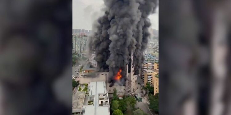 Arde un centro comercial en China: Al menos 16 muertos
