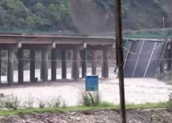 Se derrumba puente en China; al menos once muertos