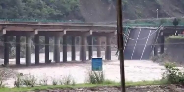 Se derrumba puente en China; al menos once muertos