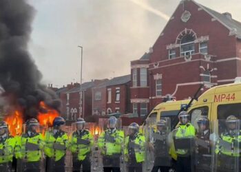 Más de 50 policías heridos en protestas por la muerte de tres niñas en Reino Unido
