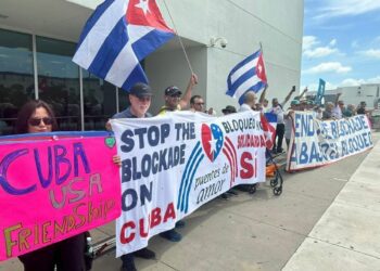 Cubanos en Miami se manifiestan contra el bloqueo