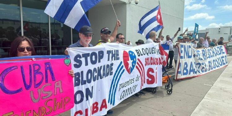 Cubanos en Miami se manifiestan contra el bloqueo