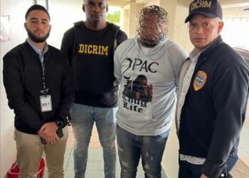 C𝐚𝐩𝐭𝐮𝐫𝐚do 𝐜𝐮𝐚𝐫𝐭𝐨 𝐢𝐦𝐩𝐥𝐢𝐜𝐚𝐝𝐨 𝐞𝐧 𝐡𝐨𝐦𝐢𝐜𝐢𝐝𝐢𝐨 𝐝𝐞 𝐜𝐨𝐦𝐞𝐫𝐜𝐢𝐚𝐧𝐭𝐞 𝐞𝐧 𝐒𝐚𝐧 𝐂𝐫𝐢𝐬𝐭𝐨́𝐛𝐚𝐥