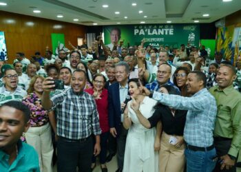 Leonel Fernández se reúne con coordinadores de redes sociales