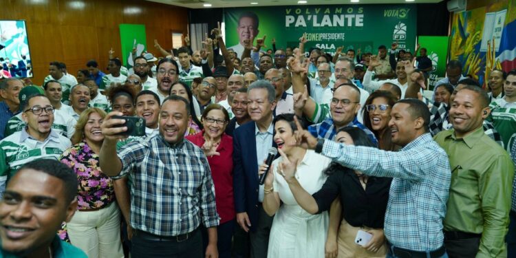 Leonel Fernández se reúne con coordinadores de redes sociales