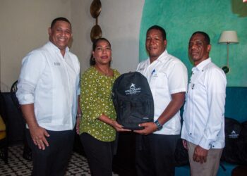 Lopesan Costa Bávaro entrega de útiles escolares