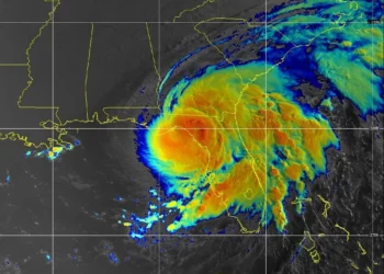 Debby comienza azotar a Florida, decenas de vuelos cancelados en el Estado