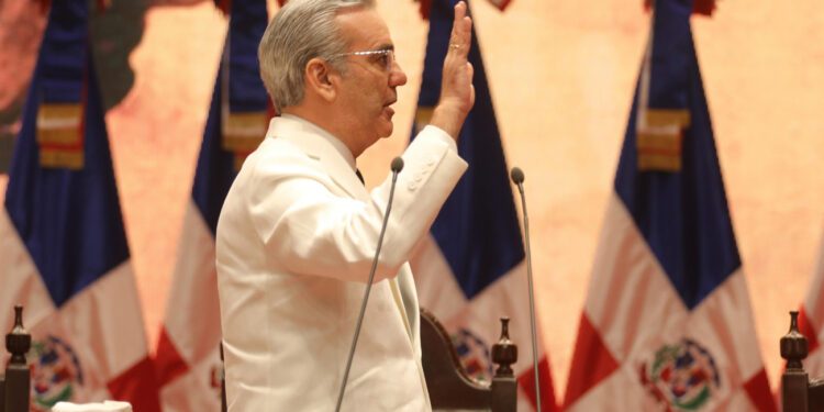 Abinader promete usar su poder para erradicar la reelección indefinida