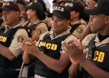 Presidente Abinader dispone aumento salarial para agentes de la DNCD