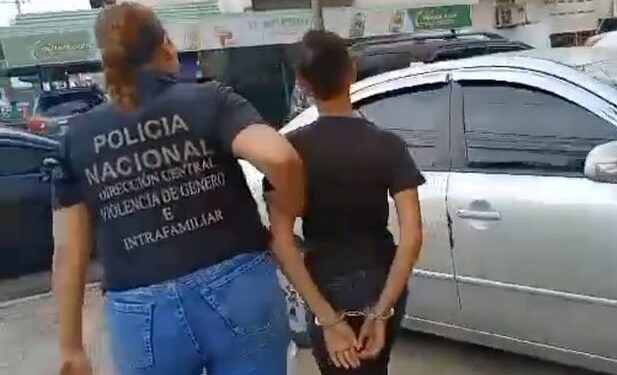 Apresan mujer que aparece en video maltratando hija