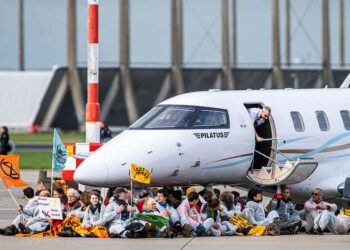 Greenpeace exige prohibir los jets privados por su impacto devastador