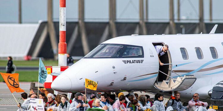 Greenpeace exige prohibir los jets privados por su impacto devastador