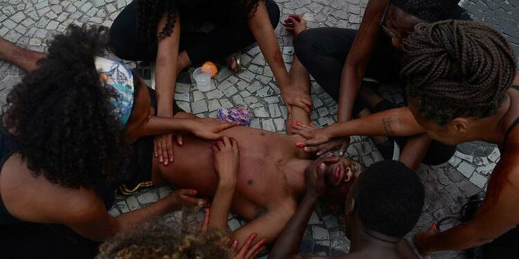 La violencia racial cobra 15 mil vidas jóvenes en tres años en Brasil