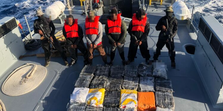 Autoridades confiscan gran cargamento de drogas en operativo marítimo