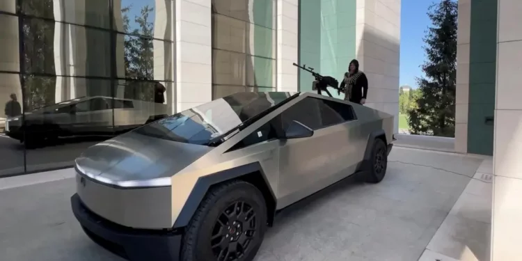 Elon Musk niega haberle regalado un Cybertruck al dictador checheno