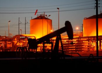 Petróleo en alza por tensiones y recortes en EE. UU.