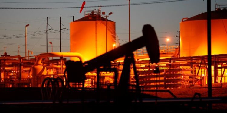 Petróleo en alza por tensiones y recortes en EE. UU.